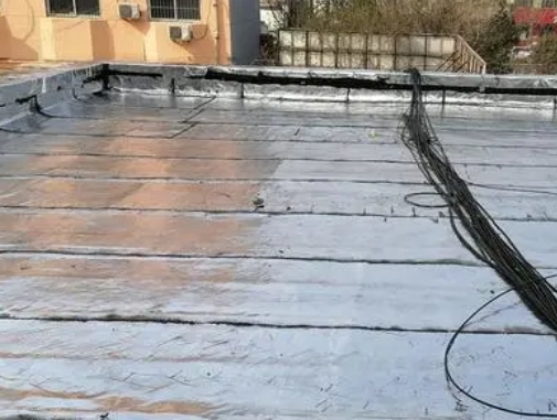 万宁卫生间漏水维修公司分享下万宁屋面楼顶防水刚性防水层施工要点。